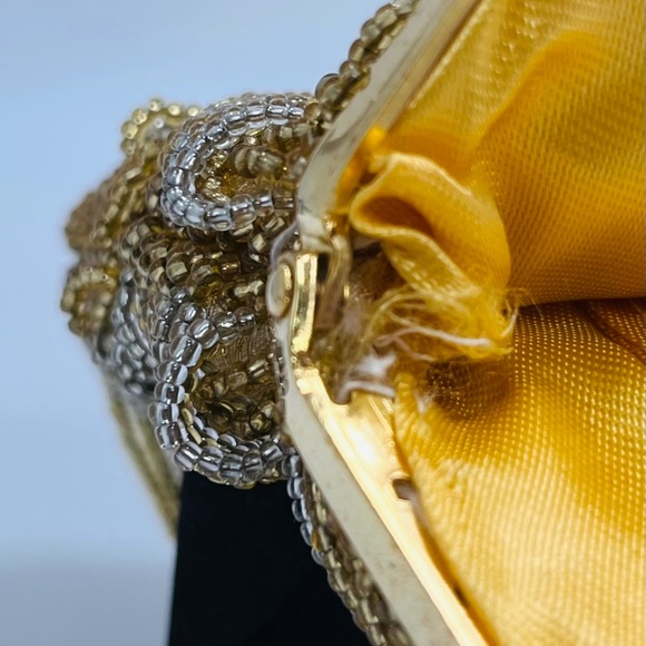 Vintage Scalloped,Gold, Beaded Snap close Purse, W/Box Chain - Picture 6 of 10